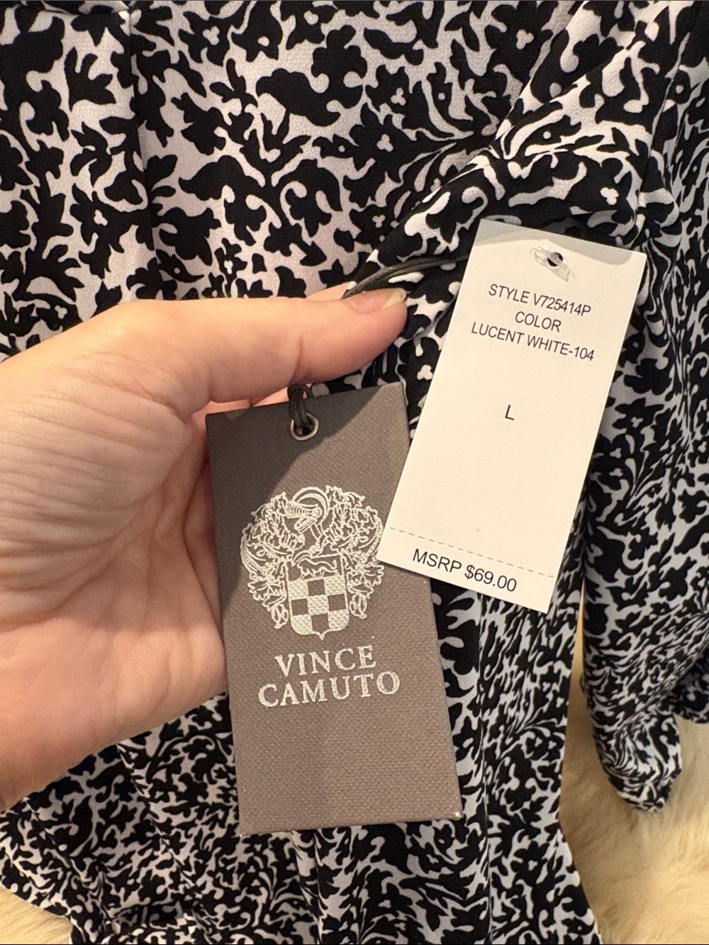 Vince Camuto Black & White Printed V-Neck Long-Sleeve Blouse Size Large NWT - Picture 8 of 8